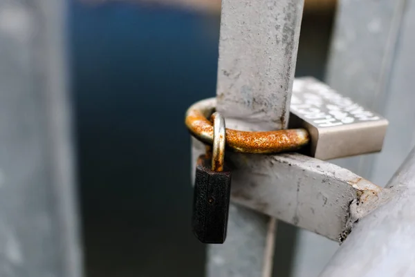 Een Stel Sluizen Die Bruggen Worden Achtergelaten Door Verliefde Paren — Stockfoto