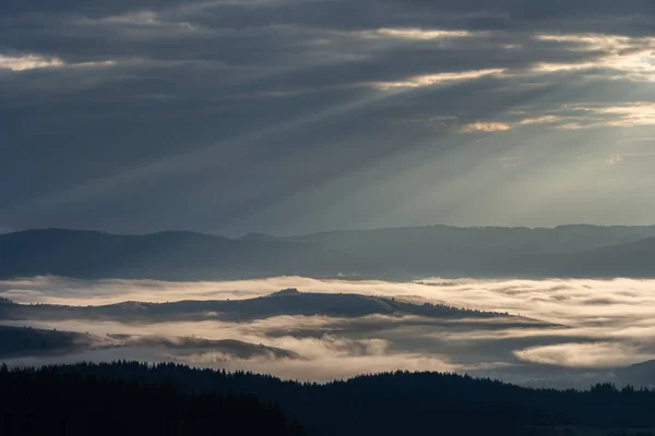 Schöner Sonnenaufgang Über Hügeln Und Landschaft Nebelige Morgenlandschaft Mit Dramatischem — Stockfoto