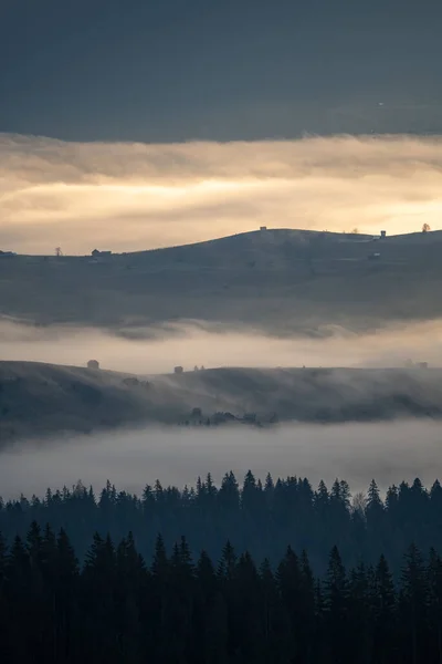 Schöner Sonnenaufgang Über Hügeln Und Landschaft Nebelige Morgenlandschaft Mit Dramatischem — Stockfoto