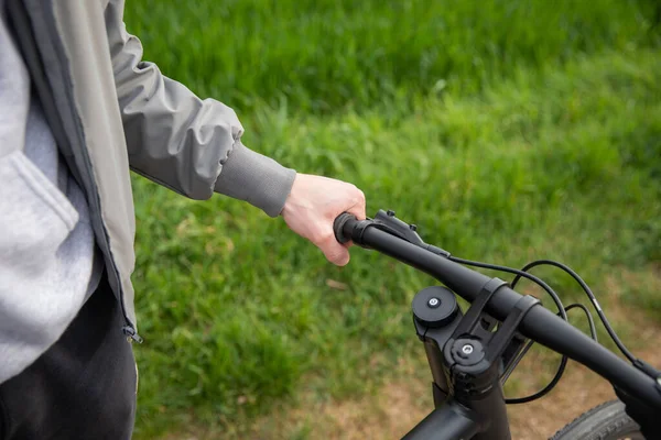 Close Mão Menino Agarrando Guidão Sua Bicicleta — Fotografia de Stock