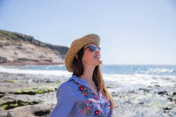 Dívka Pláži Odpočívá Užívá Prázdnin Nosí Sluneční Brýle Letní Klobouk — Stock fotografie