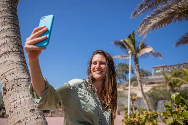 Güzel Bir Turist Yaz Tatilinde Tropik Bir Yerde Selfie Çeker — Stok fotoğraf