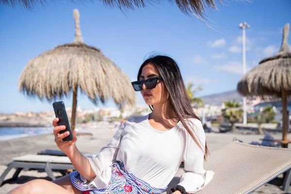 Marná Dívka Používá Svůj Smartphone Pláži Dovolené Tropickém Turistickém Letovisku — Stock fotografie