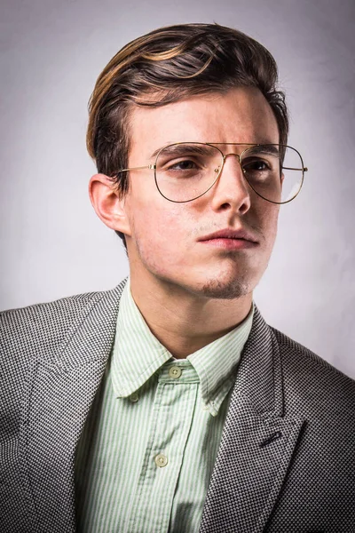 Ragazzo Elegante Elegantemente Vestito Con Gli Occhiali Stile Pubblicità Modo — Foto Stock