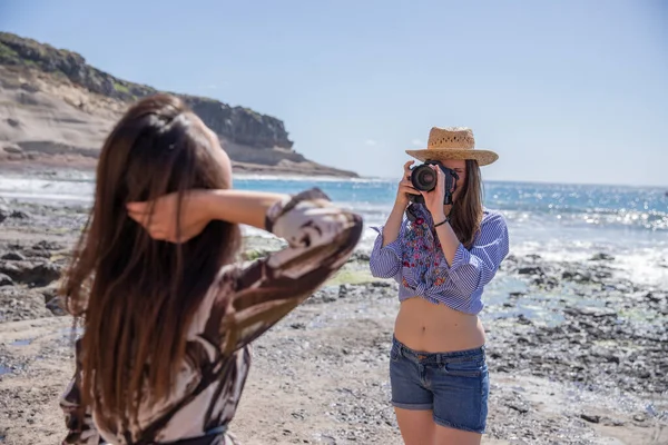 Fotograf Fotí Dívku Pláži Létě Během Její Dovolené — Stock fotografie