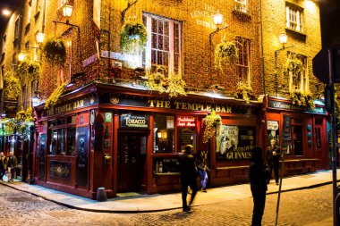 Dublin 'deki Tapınak Bar' ın etrafındaki muhteşem atmosfer