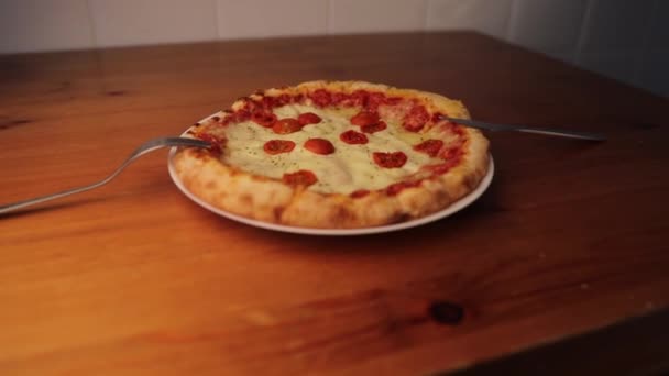 Porträtt Margherita Pizza Tallrik Ett Träbord — Stockvideo