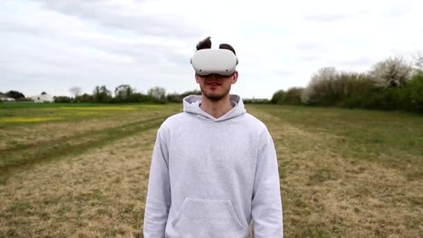 Een Jongen Loopt Een Open Veld Met Virtual Reality Headsets — Stockvideo