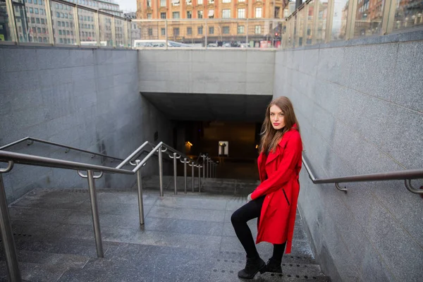 Çekici Bir Kız Merdivenlerden Inip Metroya Biniyor — Stok fotoğraf