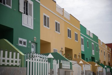 Galdar, Gran Canaria, İspanya, 29 Eylül 2020: Tipik renkli evler