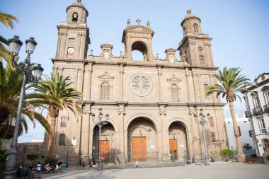 Las Palmas, Gran Canaria, İspanya, 29 Eylül 2020: Açık gökyüzü ile güzel bir günde Las Palmas Katedrali