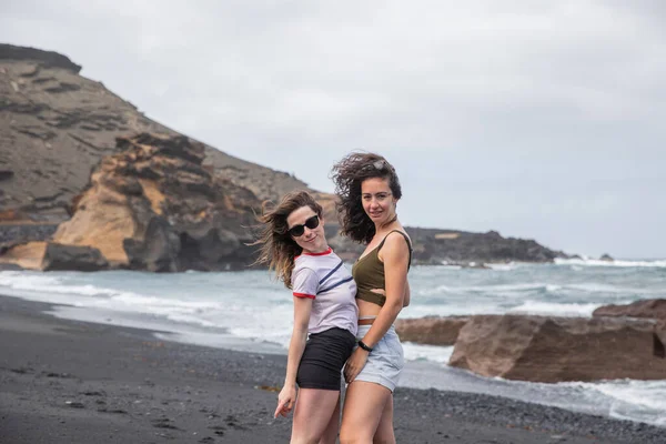 Dvě Dívky Nejlepší Přátelé Baví Pláži Usmívají Během Své Dovolené — Stock fotografie