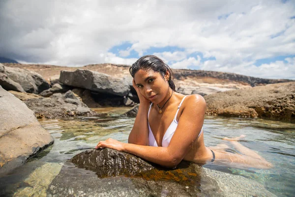 Ung Attraktiv Latinamerikansk Flicka Poserar Naturlig Pool Med Kristallklart Vatten — Stockfoto