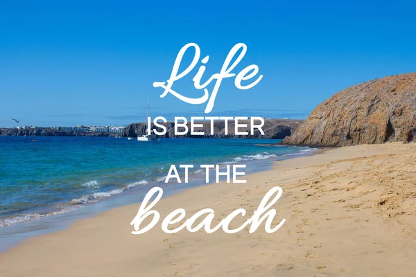 Hayat plajda daha güzel. Yaz boyunca açık gökyüzü ve berrak suyu olan inanılmaz bir sahilde alıntı yapıyorum..