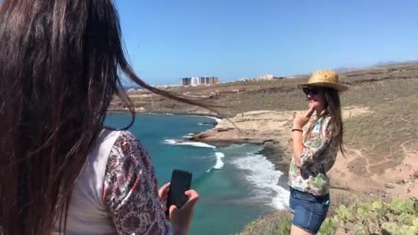 Deux Filles Sur Plage Une Prend Des Photos Autre Avec — Video