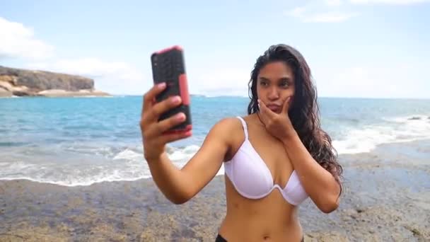 Jovem Latina Tira Selfies Praia Espeta Língua Fazendo Caretas Rostos — Vídeo de Stock