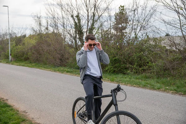 Menino Sentado Sua Bicicleta Usando Óculos Sol Está Pronto Para — Fotografia de Stock