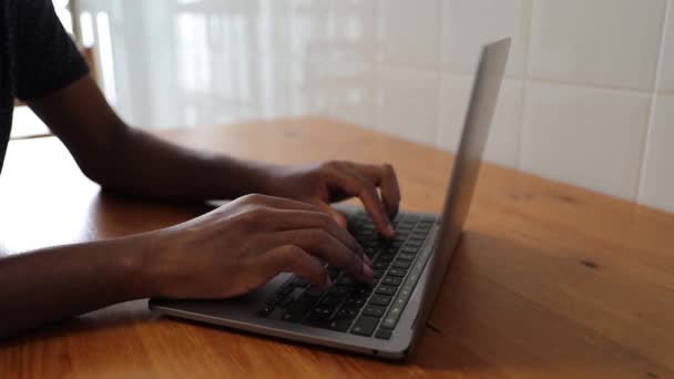 Close Das Mãos Menino Digitando Usando Teclado Laptop Mãos Menino — Vídeo de Stock