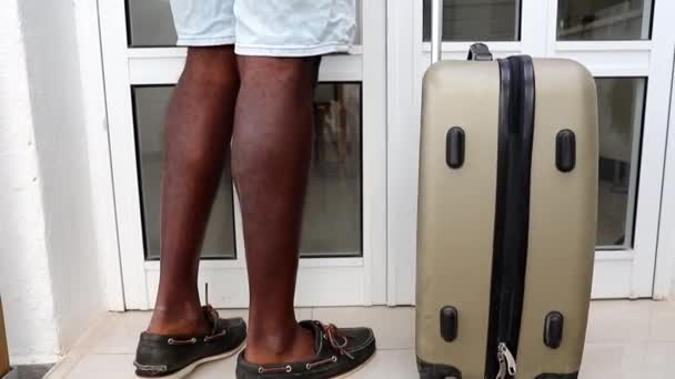 Ein Junge Kommt Mit Seinem Koffer Nach Hause Der Urlaub — Stockvideo