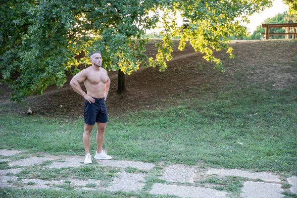 Biegacz Bez Koszuli Atletyczną Fizyką Kaukaski Chłopiec Biegnących Spodenkach Tenisówkach — Zdjęcie stockowe