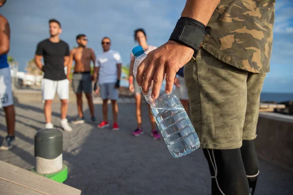 Primer Plano Botella Agua Sostenida Por Hombre Durante Ejercicio Aire — Foto de Stock