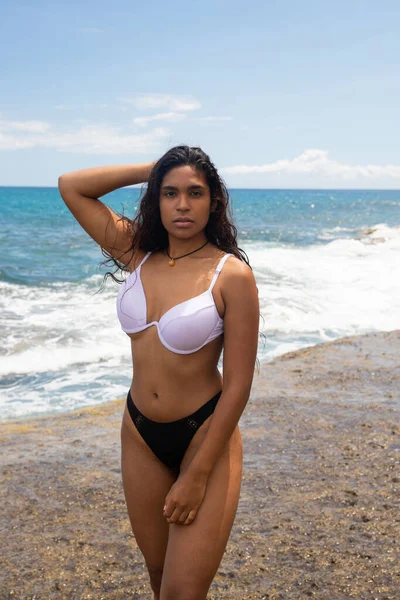 Attraktives Latina Mädchen Posiert Strand Sie Trägt Einen Bikini Ist — Stockfoto