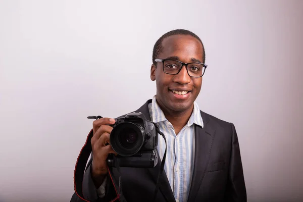 Fotógrafo Africano Sorridente Elegantemente Vestido Com Câmera Mão Modelo Isolado — Fotografia de Stock
