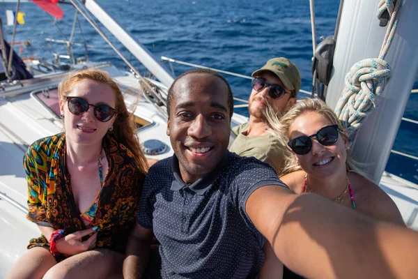 Multiethnic Group Smiling People Boat Taking Selfie Summertime Picture Leisure — Stock Photo, Image