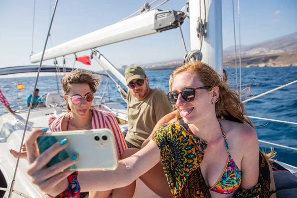 Skupina Přátel Dvě Ženy Jeden Muž Vzít Selfie Během Lodi — Stock fotografie