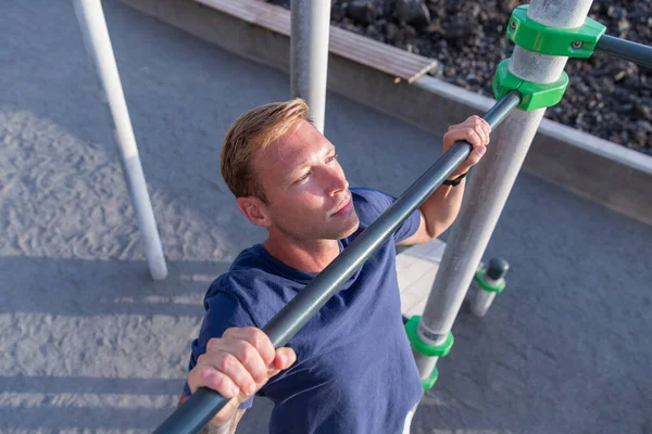 Caucasian Athlete Does Pull Ups Bar Outdoor Gym Young Attractive — Foto de Stock