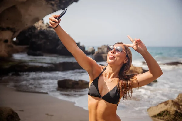 Kaukasiska Tjejen Stranden Bär Bikini Och Tar Selfie Med Tungan — Stockfoto