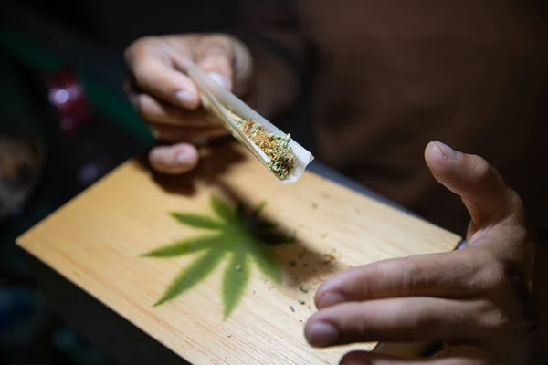 Pot Ouvert Rempli Bourgeons Marijuana Crue Sur Bureau Dans Café — Photo