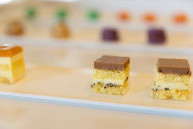 Espresso bardağı ve bar masasında beyaz tabakta altın kruvasan..