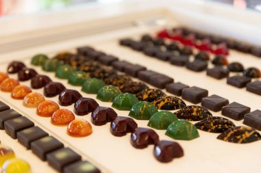 Espresso bardağı ve bar masasında beyaz tabakta altın kruvasan..