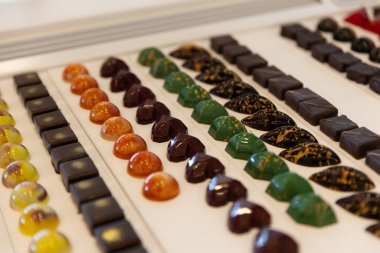 Espresso bardağı ve bar masasında beyaz tabakta altın kruvasan..