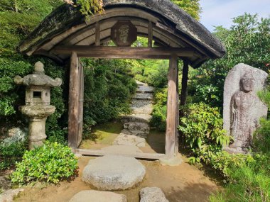 Sonbaharda tipik Japon bahçesi.