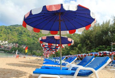 Güneş yatağı şemsiyesi ya da turist kiralamak için kullanılan plaj sandalyesine yakın çekim. Nesne fotoğrafı