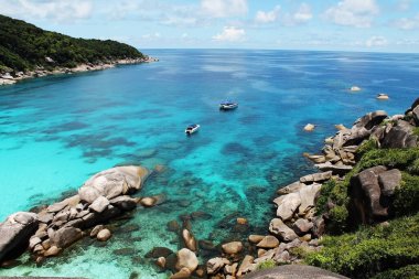 Tayland 'ın Similan Adası' ndaki Manzara Noktası. Deniz suyu masmavi okyanus tropikal ada manzarası.