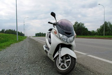 KEMEROVO, RUSSIA - 18.08.2013: Beyaz scooter yol kenarında duruyor
