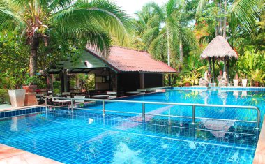 PHUKET, THAILAND - 26.04.2013: Kata Country House otelinde mavi suyu olan güzel yüzme havuzu, tropik tatil beldesi Phuket