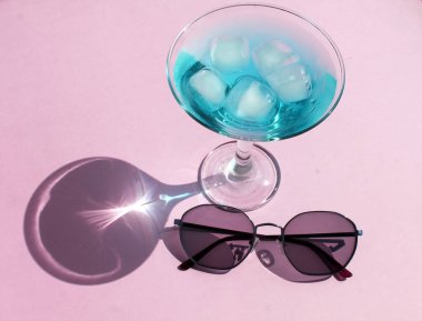 Mavi kokteyl ve güneş gözlüğü