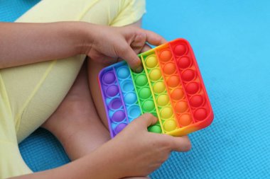 Renkli stres önleyici oyuncaklar, duyusal oyuncaklar itin, çocukların eline verin. 