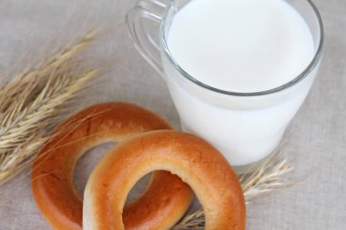 Çuval bezinde simit ve bir bardak süt.