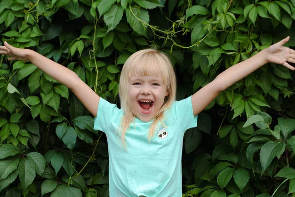 Petite fille blonde sourit, montre la joie, les émotions de l'enfant — Photo