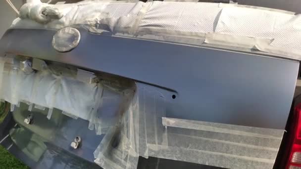 俄罗斯克麦罗沃，2021年9月14日：用喷漆覆盖汽车行李箱的后门，用你自己的手修理丰田汽车的车身. — 图库视频影像