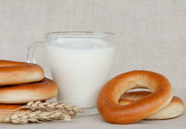 Çuval bezinde simit ve bir bardak süt.