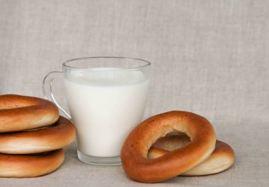 Çuval bezinde simit ve bir bardak süt.