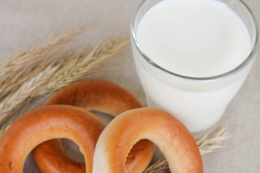 Çuval bezinde simit ve bir bardak süt.