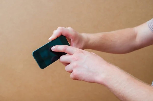 Teléfono en la mano del hombre . — Foto de Stock