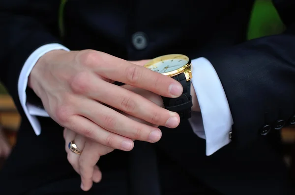 Ellerini bir adamın bir saatli